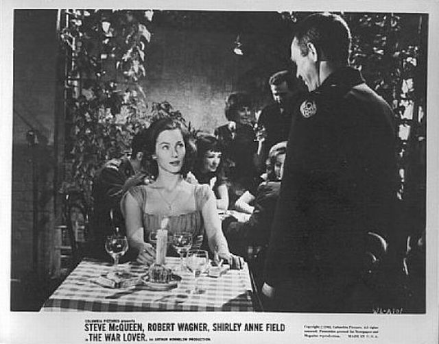 Shirley Anne Field (as Daphne) and Steve McQueen (as Buzz Rickson) meet in a cafe.